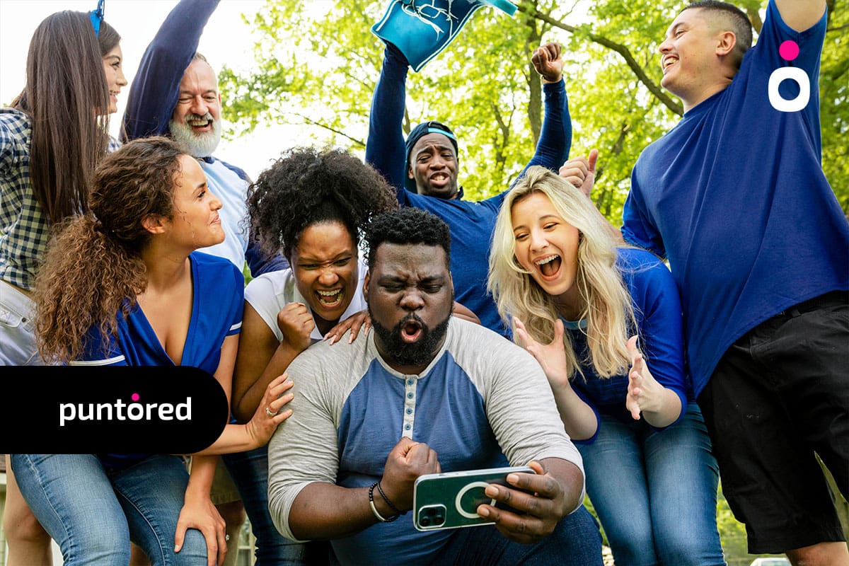 Aficionados viendo el Mundial de Fútbol 2022 en dispositivos móviles.